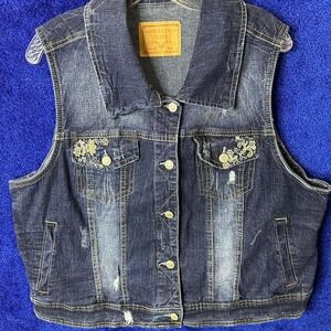Distressed denim vest‎ with floral details #boho #grunge